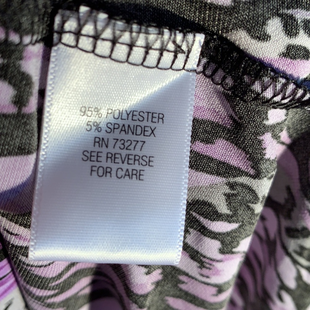 Easy care gold color buttons on V Neck - Picture 3 of 5